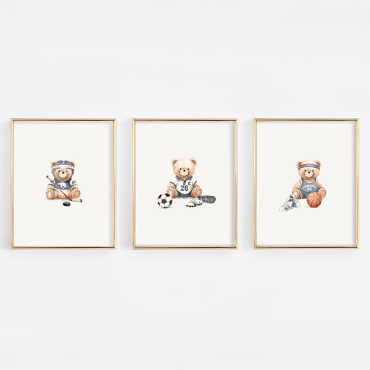 Láminas decorativas de pared para guardería Little Sportsman Varsity Teddy – Fútbol, Baloncesto y Hockey | Set de 3